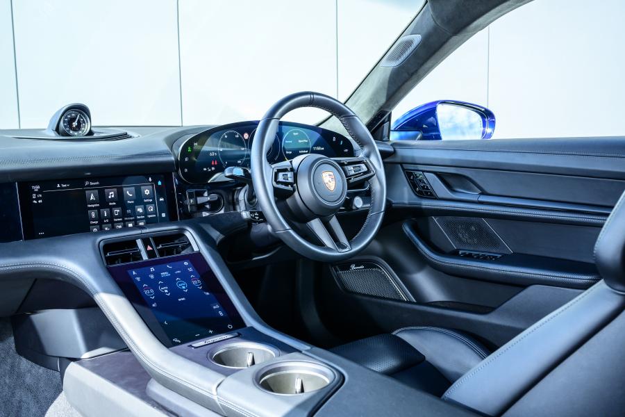 Торпедо Porsche Taycan Turbo 2020 года  (UK) (фото 35 из 40)